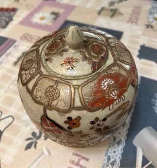 Jarrón chino de porcelana con detalles dorados