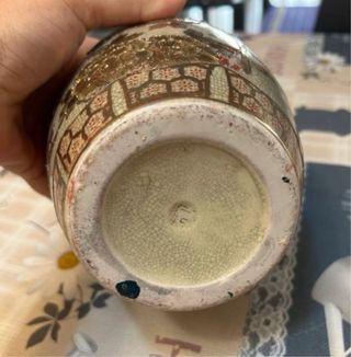 Jarrón chino de porcelana con detalles dorados