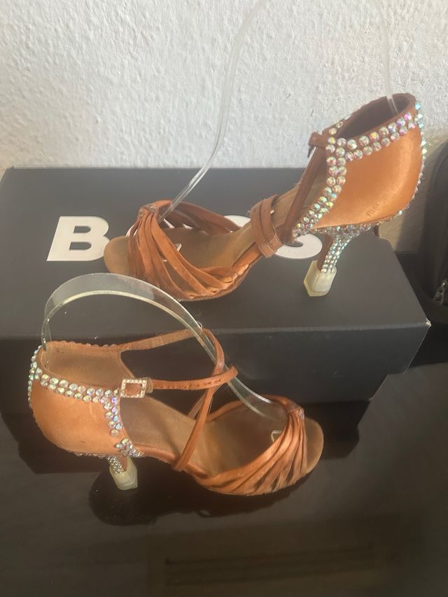 zapato de baile con pedrería