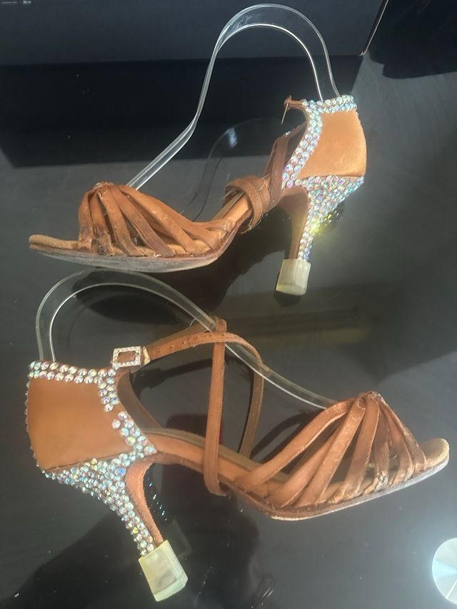 zapato de baile con pedrería