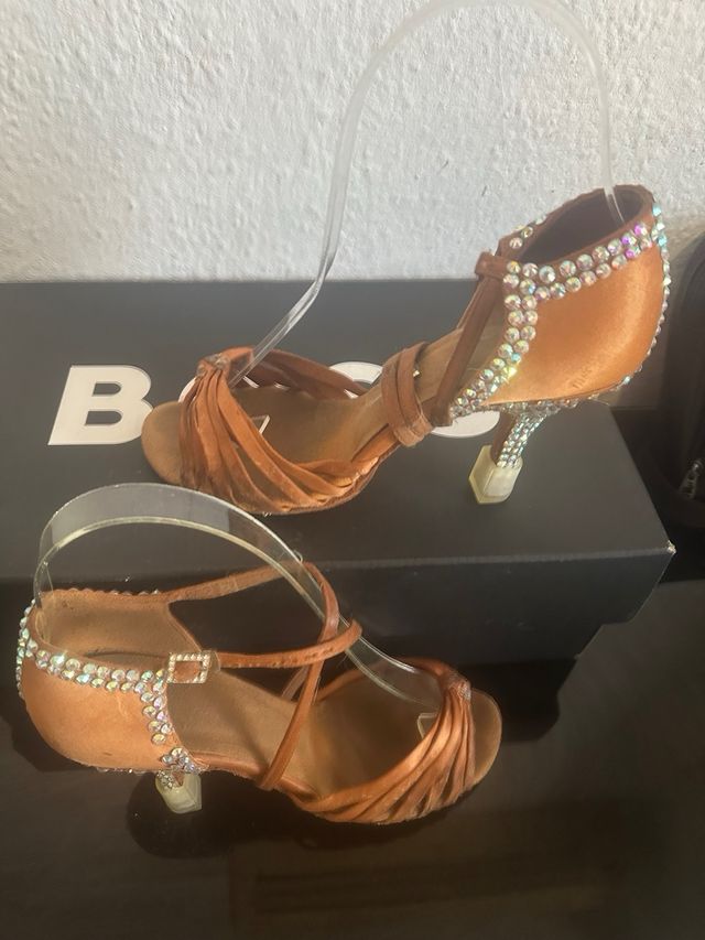 zapato de baile con pedrería