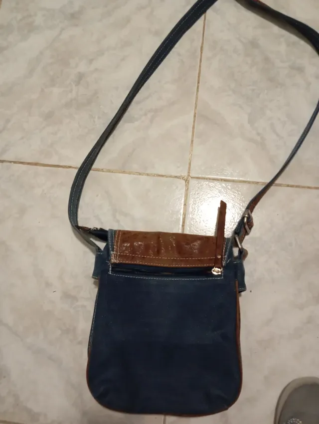 Bolso bandolera con zapatillas