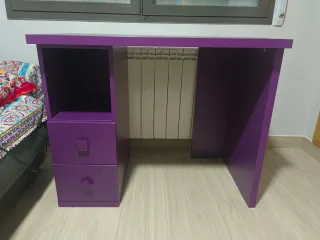 Escritorio morado con cajones