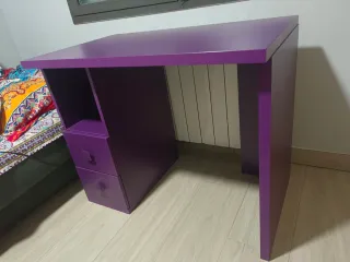 Escritorio morado con cajones