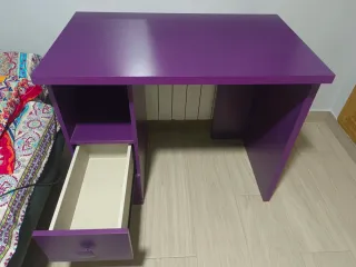 Escritorio morado con cajones