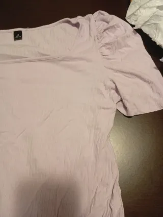 Camiseta morada manga abullonada