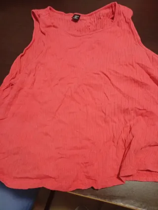 Camiseta morada manga abullonada