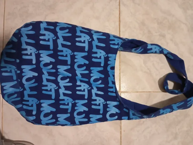 Bolso azul con estampado de letras