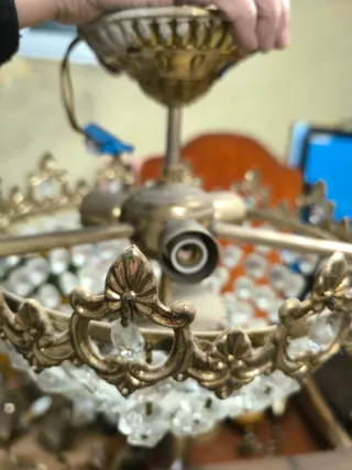 Lámpara colgante de cristal y metal dorado