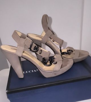 Sandalias de tacón elegantes