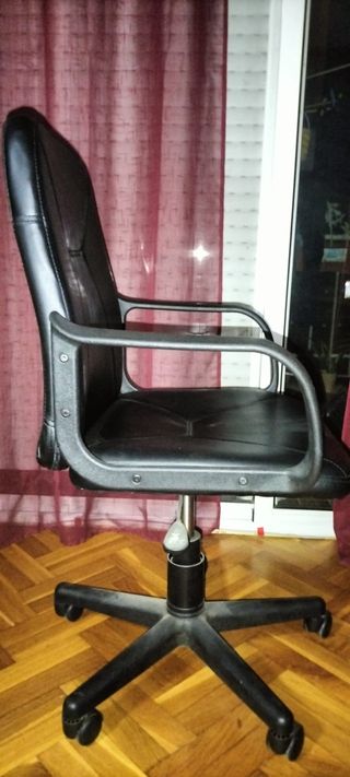 Silla de estudio negra con ruedas