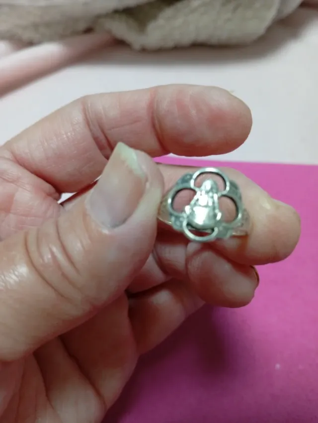 Anillo de Plata con Diseño Religioso