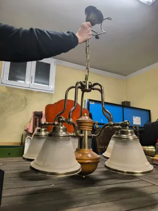 Lámpara colgante de metal y madera