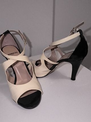 Sandalias PRIMICHI Beige y Negro Tacón