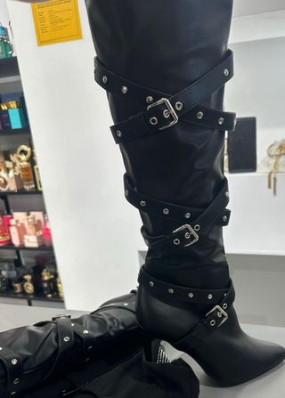 Botas altas negras con correas y hebillas