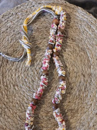 Collar hecho a mano con tela reciclada