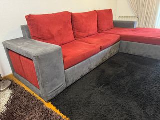 Sofá modular gris y rojo
