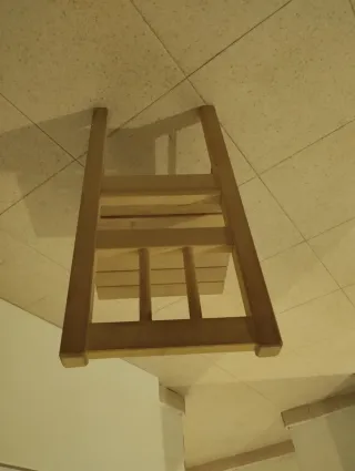 Silla de madera color beige