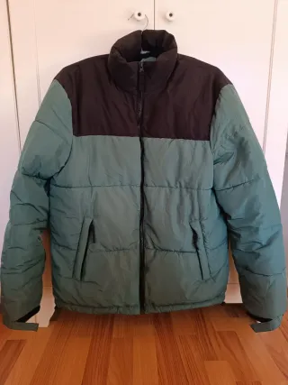 Abrigo tipo plumas verde Zara nuevo