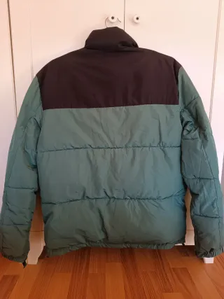 Abrigo tipo plumas verde Zara nuevo