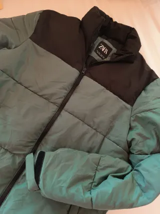 Abrigo tipo plumas verde Zara nuevo