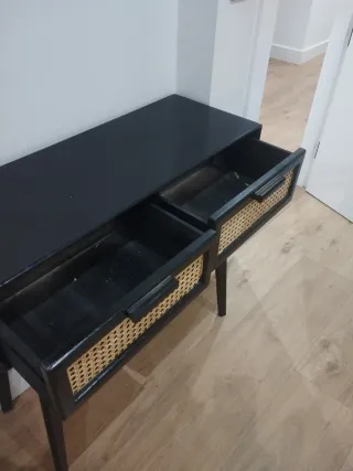 Mueble recibidor negro y ratán