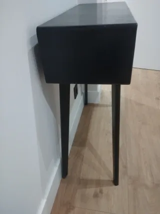 Mueble recibidor negro y ratán