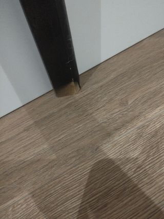 Mueble recibidor negro y ratán