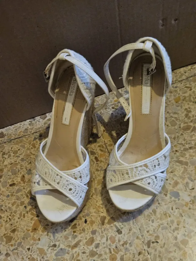 Zapatos de cuña con encaje blanco