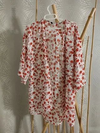 Kimono H&M floral blanco y rojo Talla XS