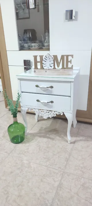 Mesilla de noche vintage blanca.