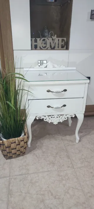 Mesilla de noche vintage blanca.
