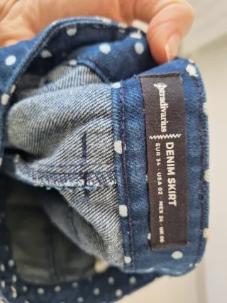 Falda vaquera azul con topos blancos