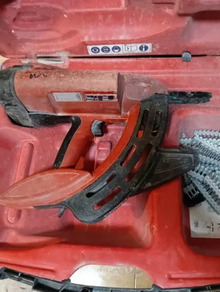 Clavadora de pladur Hilti
