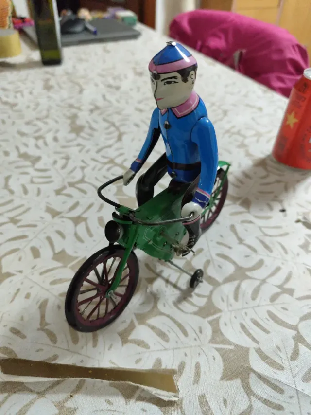 Juguete de metal antiguo ciclista