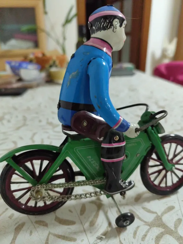 Juguete de metal antiguo ciclista