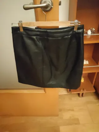 Falda cuero Stradivarius Talla M