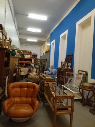 Muebles y antigüedades variadas
