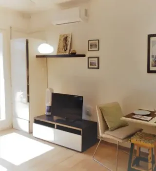 Mueble tv Ikea. Color marron y cajones blancos