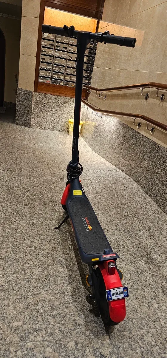 Patinete Eléctrico Red Bull