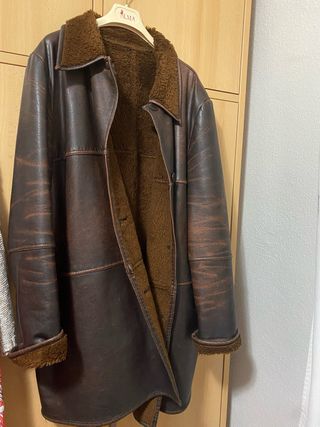 Chaquetón tres cuartos polipiel marrón. Talla Moda