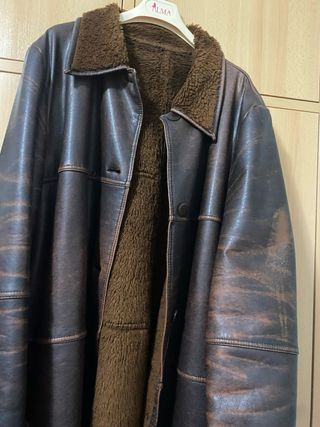 Chaquetón tres cuartos polipiel marrón. Talla Moda