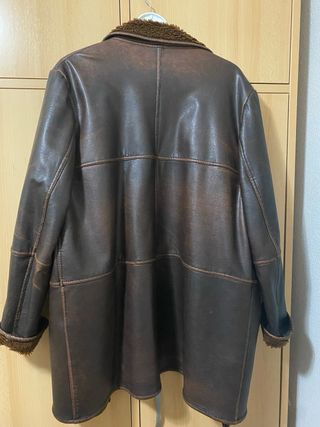 Chaquetón tres cuartos polipiel marrón. Talla Moda