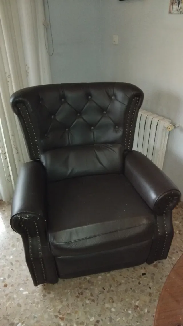 Sillón de piel marrón oscuro