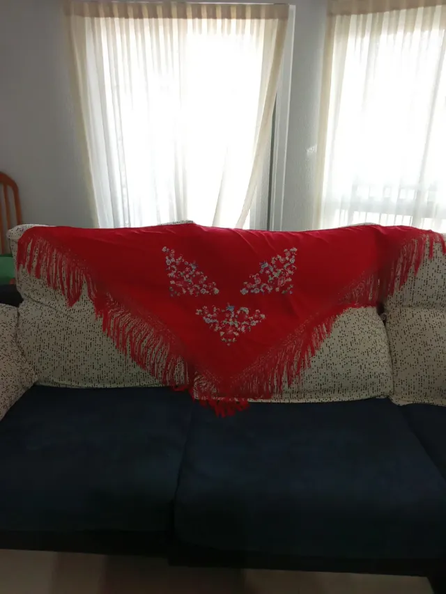 Mantón flecos mujer rojo estampado floral