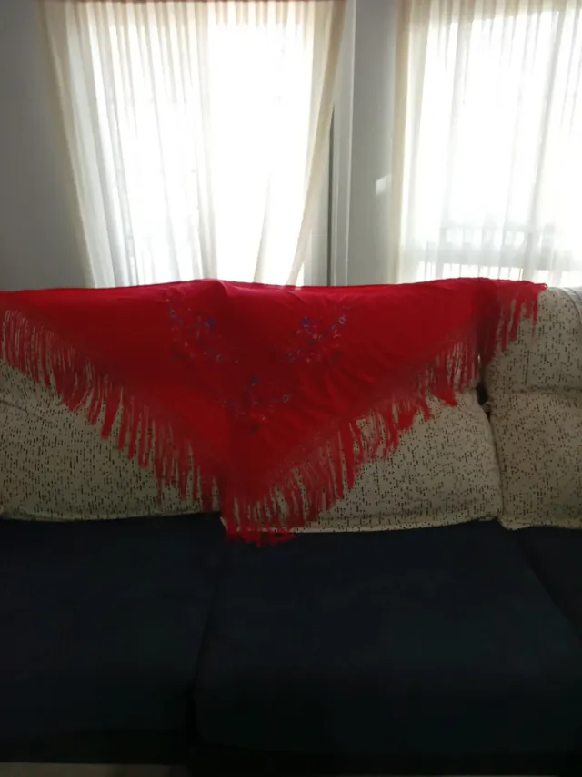 Mantón flecos mujer rojo estampado floral