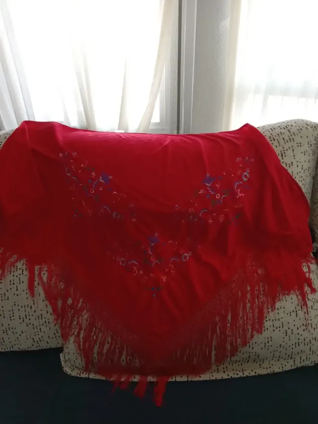 Mantón flecos mujer rojo estampado floral