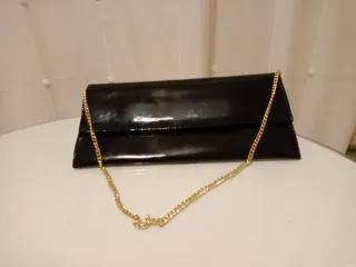 Bolso de mano negro charol con cadena