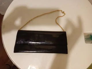 Bolso de mano negro charol con cadena