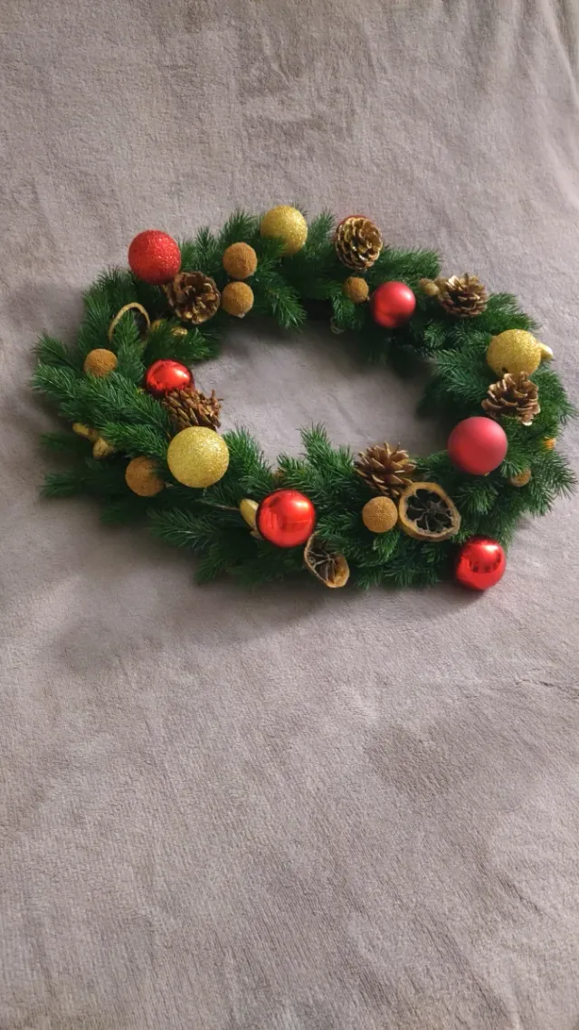 Corona natalizia decorata